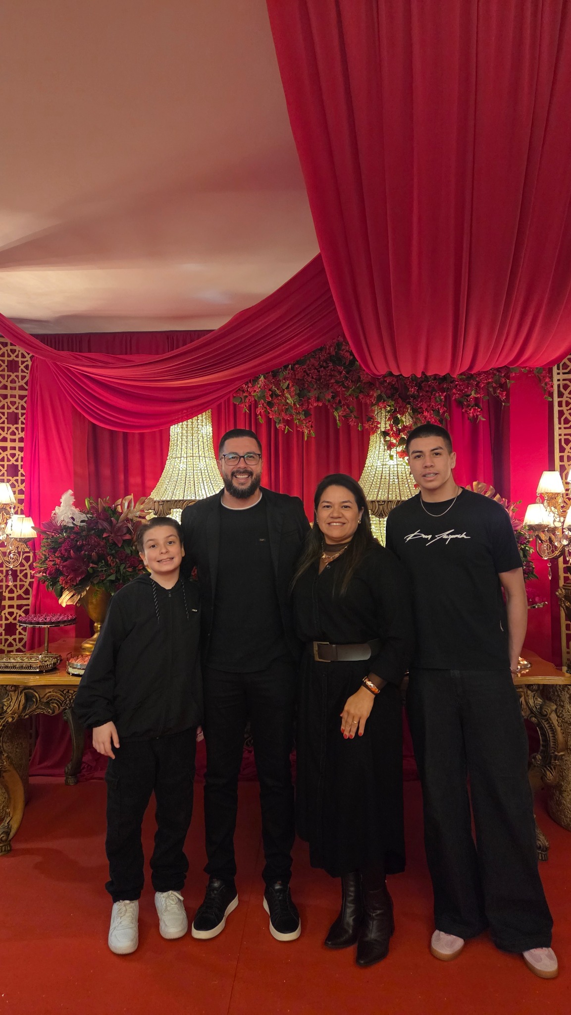 José Luis Santana com sua esposa Juscélia e os filhos José Pedro e João Lucas